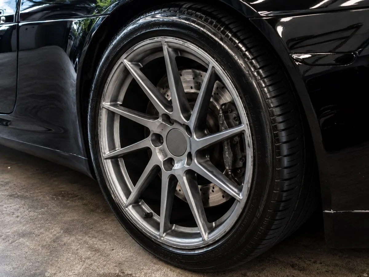 Llanta després del detailing, completament neta i brillant